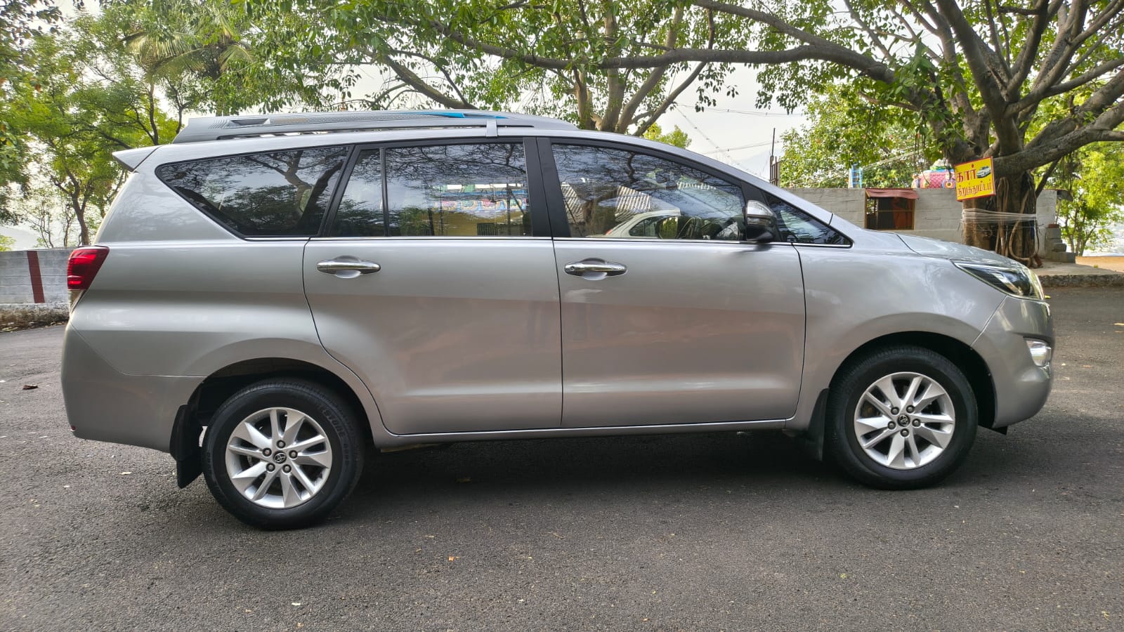 Toyota Innova V image 3
